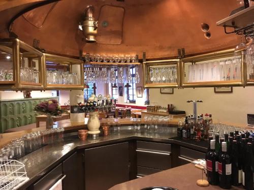 bar z mnóstwem okularów na ladzie w obiekcie Restaurant Engel am Marktplatz Tuttlingen w mieście Tuttlingen