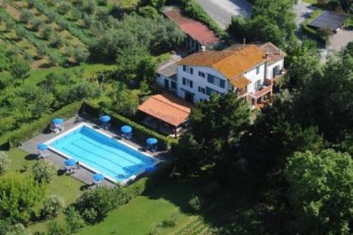 eine Luftansicht eines Hauses mit Pool in der Unterkunft B&B Da Pio in Pietrasanta