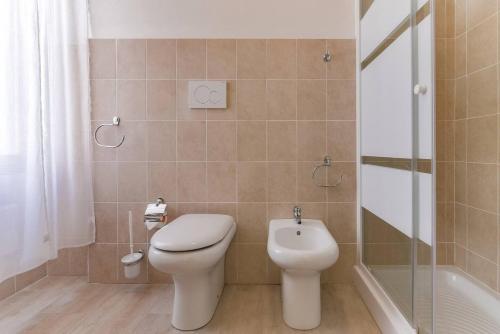 ein Bad mit einem WC, einem Waschbecken und einer Dusche in der Unterkunft Leolù Guesthouse Alghero in Alghero