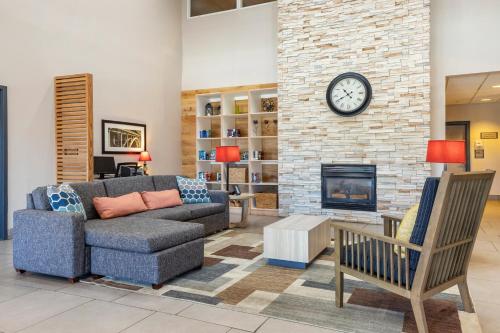 a living room with a couch and a fireplace at Country Inn & Suites by Radisson, Lumberton, NC in Lumberton