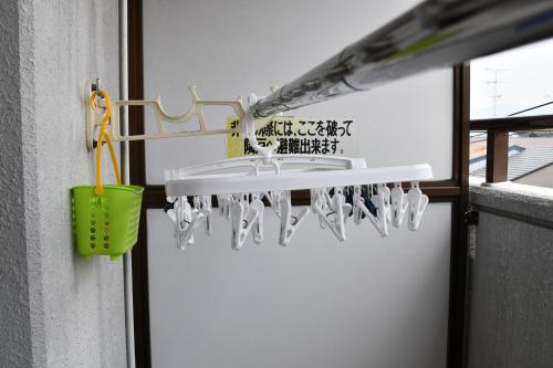 bagno con lavandino e tazza verde di Cozyhouse 310 free wifi a rented electric bicycle a Kyoto