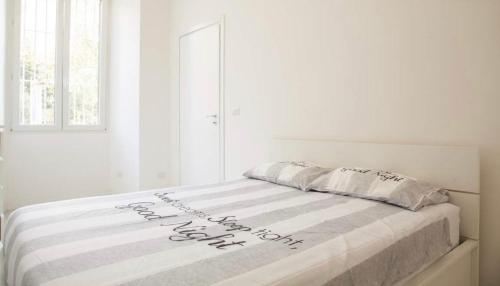 un letto bianco con un felice cartello di Capodanno di Pacini 21 a Roma