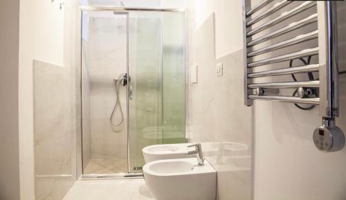 bagno bianco con doccia e servizi igienici di Pacini 21 a Roma