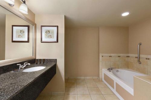 Bathroom sa Wingate by Wyndham Denver Tech Center