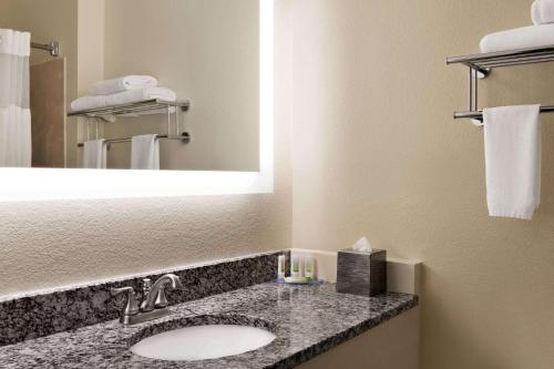 Un baño de Wingate by Wyndham Appleton
