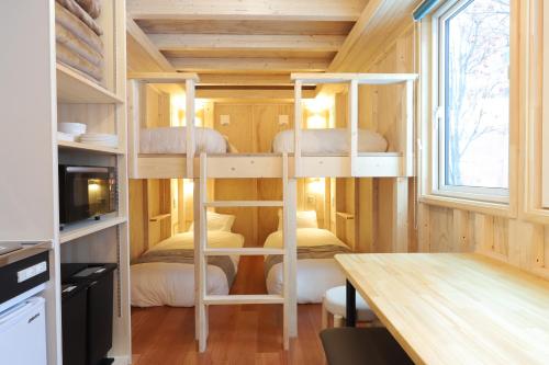 JR Mobile Inn Sapporo kotoni tesisinde bir ranza yatağı veya ranza yatakları