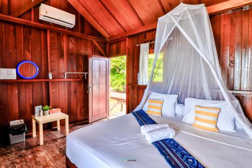 เตียงในห้องที่ Hamueco Dive Resort Raja Ampat