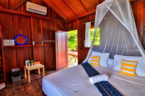 Katil atau katil-katil dalam bilik di Hamueco Dive Resort Raja Ampat