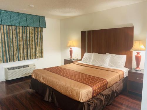 A bed or beds in a room at Riverside Inn & Suites