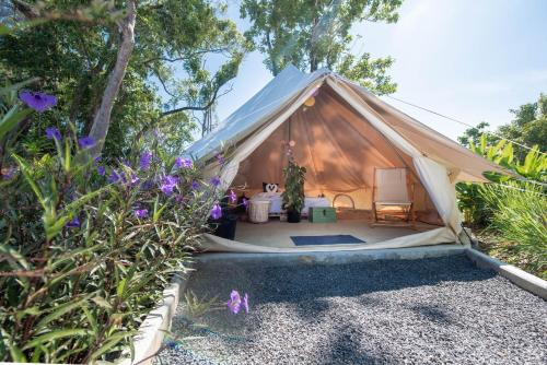 Κήπος έξω από το Roost Glamping - SHA Certified
