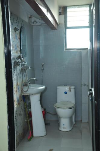 un bagno con un water e un lavandino di Nagarjun Home Stay a Kathmandu