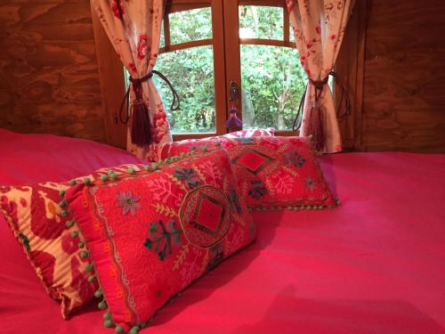 Cama o camas de una habitación en Roulottes du Rouard