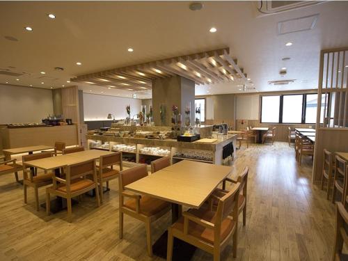 T Hotel Ryuoo tesisinde bir restoran veya yemek mekanı