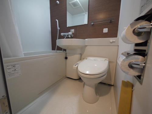 ein kleines Bad mit WC und Waschbecken in der Unterkunft Hotel Route Inn Chiba Newtown Chuo Ekimae - Narita Airport Access Line in Inzai