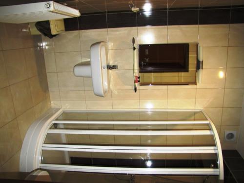a bathroom with a window and a toilet in it at Hotel Wiśniewski in Kraśniów