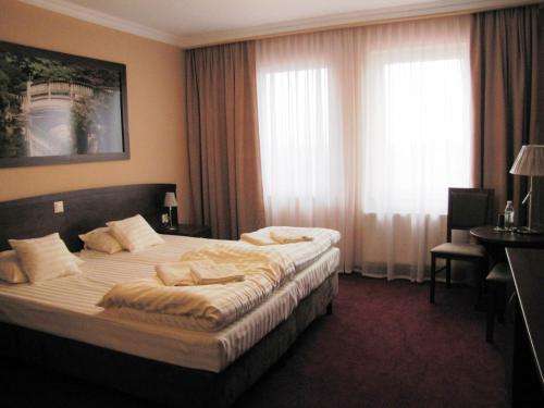 a hotel room with a bed in a room at Hotel Wiśniewski in Kraśniów