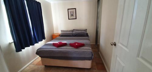 Ένα ή περισσότερα κρεβάτια σε δωμάτιο στο Pinjarra Caravan Park and Cabins