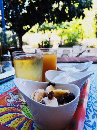 een tafel met drie schalen met fruit en drankjes erop bij Casa San Miguel in Salem