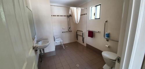 Ванная комната в Pinjarra Caravan Park and Cabins