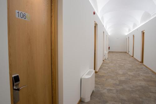 a corridor of an office with a hallway with toilets at Hotel Balneario El Raposo in Puebla de Sancho Pérez