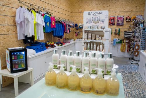 a store with a bunch of bottles on a table at Hotel Balneario El Raposo in Puebla de Sancho Pérez