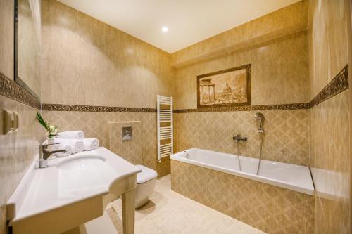 Koupelna v ubytování Emerald Suites
