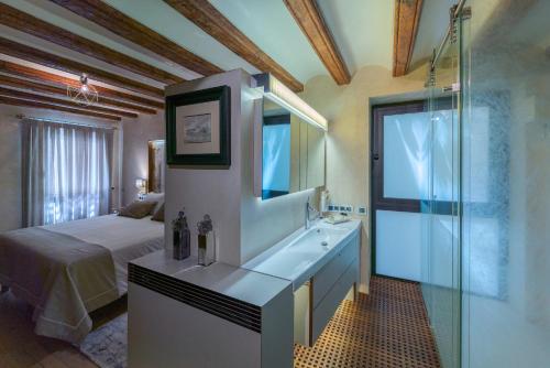Koupelna v ubytování El Palacio de Argensola by Alogest