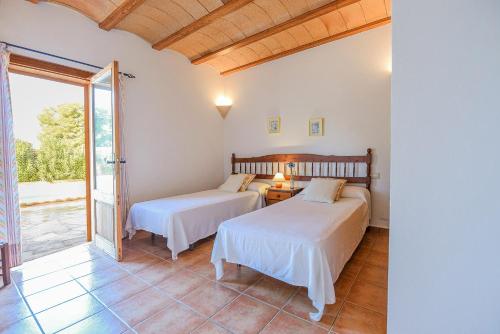 Habitación con 2 camas y balcón. en Mallorcan stone house Villa Matias, en Campos
