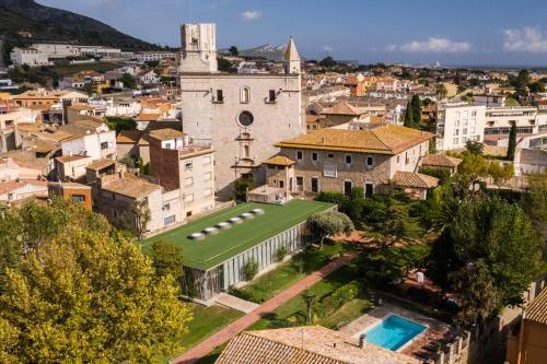 an aerial view of a building with a green roof at RVHotels Hotel Palau Lo Mirador in Torroella de Montgrí