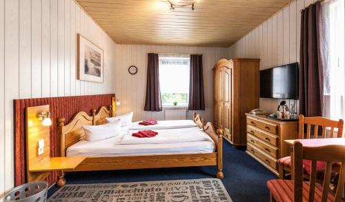 um quarto de hotel com uma cama e uma televisão em Esprit Hotel em Halle an der Saale