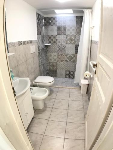 a bathroom with a toilet and a sink at WHITE POOL 4P Matino - Gallipoli in Matino