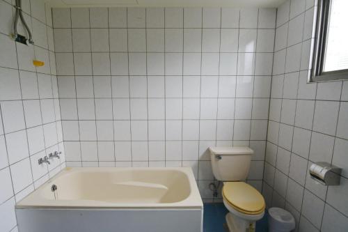 Ett badrum på 富岡休閒會館 Fugang INN