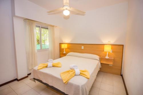 een slaapkamer met twee bedden met gele bogen erop bij La Casona de Valeria in Valeria del Mar