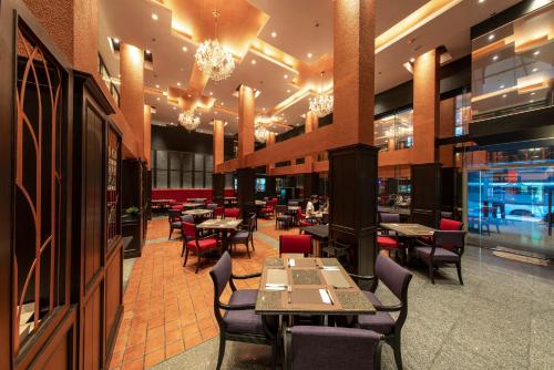 Manhattan Hotel Bangkokにあるレストランまたは飲食店