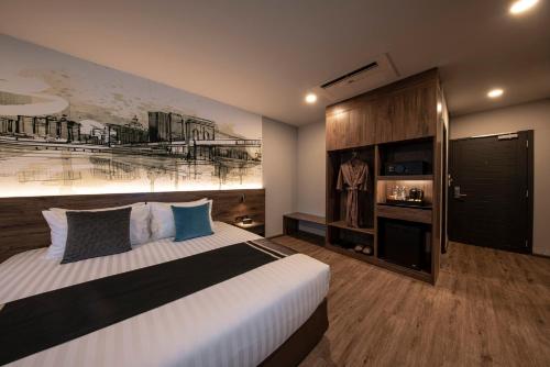 Кровать или кровати в номере Manhattan Hotel Bangkok