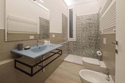 La salle de bains est pourvue d'un lavabo, de toilettes et d'une douche. dans l'établissement B&BO la Frasca, à Bologne