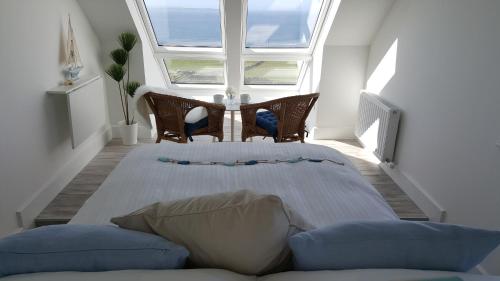 un grande letto in una stanza con finestra di Blue Ocean Guest Suites a Doolin