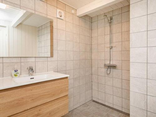 W łazience znajduje się umywalka i prysznic. w obiekcie Holiday Home Grævlingevej II w mieście Mosevrå