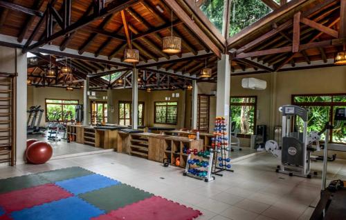 uma grande sala com um ginásio com um centro de fitness em Bangalô em Ilhabela/Yacamim em Ilhabela