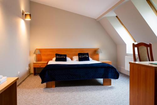 Un pat sau paturi într-o cameră la Hotel U Zygmuntów