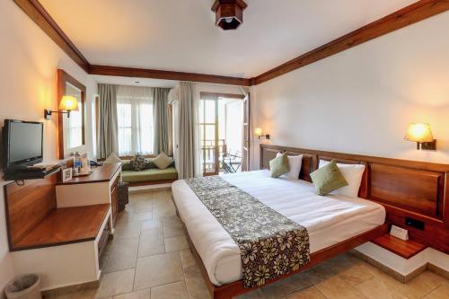 Un pat sau paturi într-o cameră la Montana Pine Resort - All Inclusive