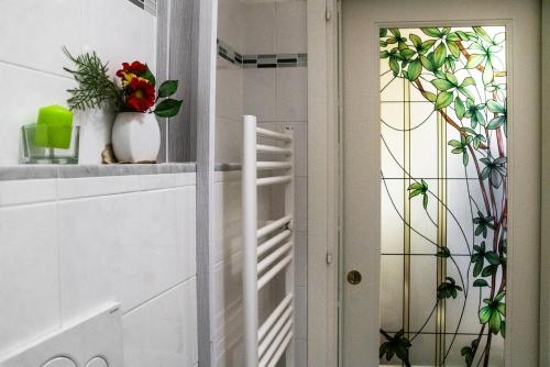 een kamer met een deur en een raam met planten bij Santa Caterina da Siena B&B in Catania