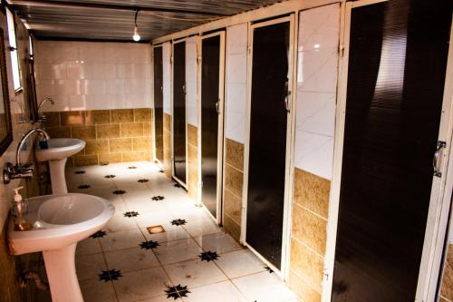 ein Badezimmer mit Waschbecken und Toilette in der Unterkunft Quite bedouin life in Wadi Rum