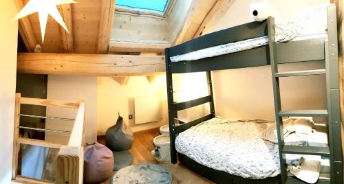 une chambre avec deux lits superposés dans une pièce dans l'établissement ODYSSEE A203 Charmant appartement sur les pistes, à La Toussuire