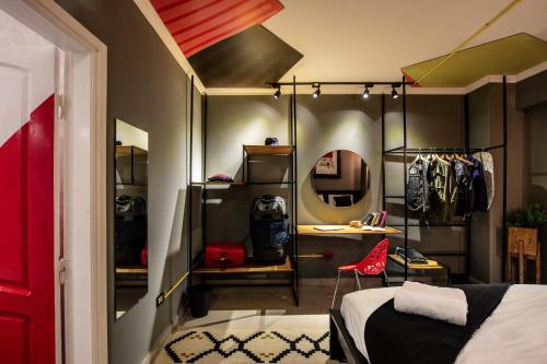 The Terminal 2 Stay – Steps From Nightlife and Airport