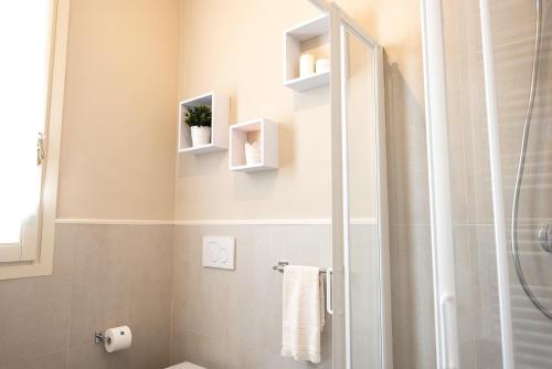a bathroom with a shower and a toilet at Appartamento Nonno Trulli in Stabbia