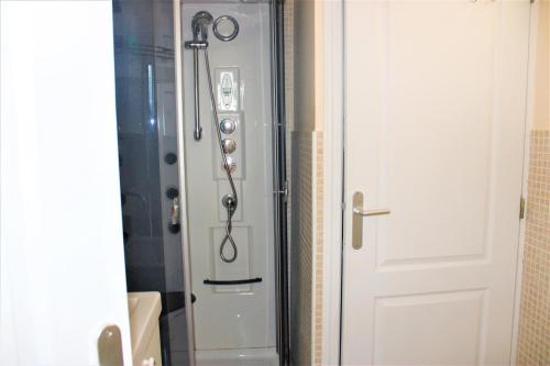 a shower in a bathroom next to a door at Piso con vistas al mar El Campello in El Campello