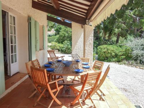 une table et des chaises en bois sur une terrasse dans l'établissement Villa Domaine Port d'Alon by Interhome, à La Madrague