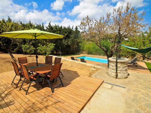 印加的住宿－Holiday Home Can Coll by Interhome，游泳池旁配有遮阳伞的桌椅
