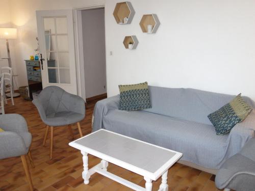 un salon avec un canapé, des chaises et une table dans l'établissement Apartment Hameau la Madrague-22 by Interhome, à La Madrague